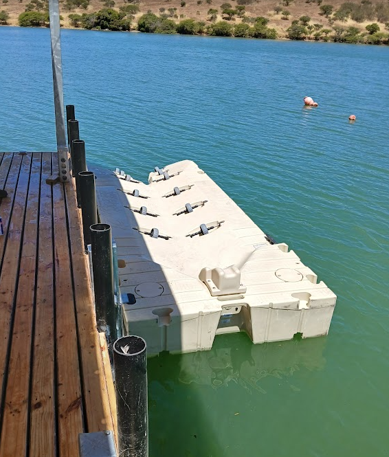 Puerto moto, lago rapel, yamaha, seadoo, elevador de motos de agua, muelle flotante, techo flotante, muelle para lago, elevadores para lago, kawasaki